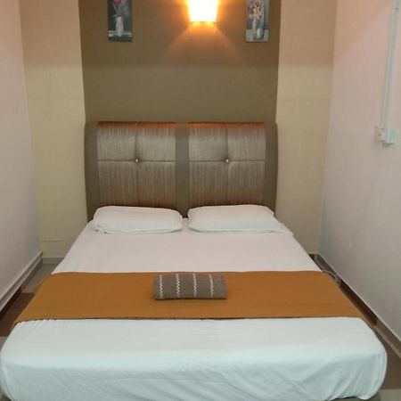 Ulfah Hotel Мерсинг Екстериор снимка