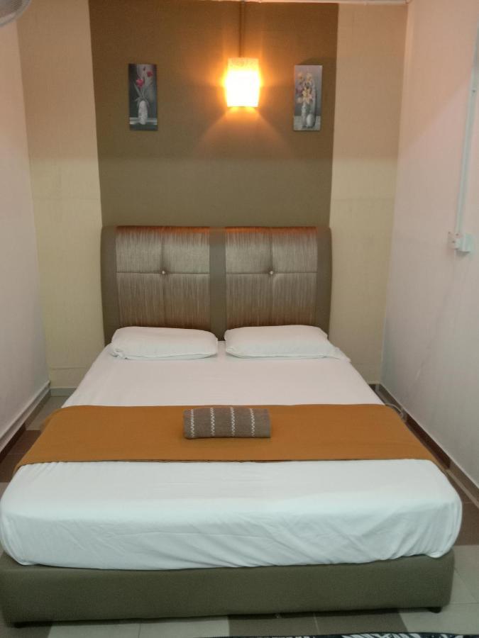 Ulfah Hotel Мерсинг Екстериор снимка