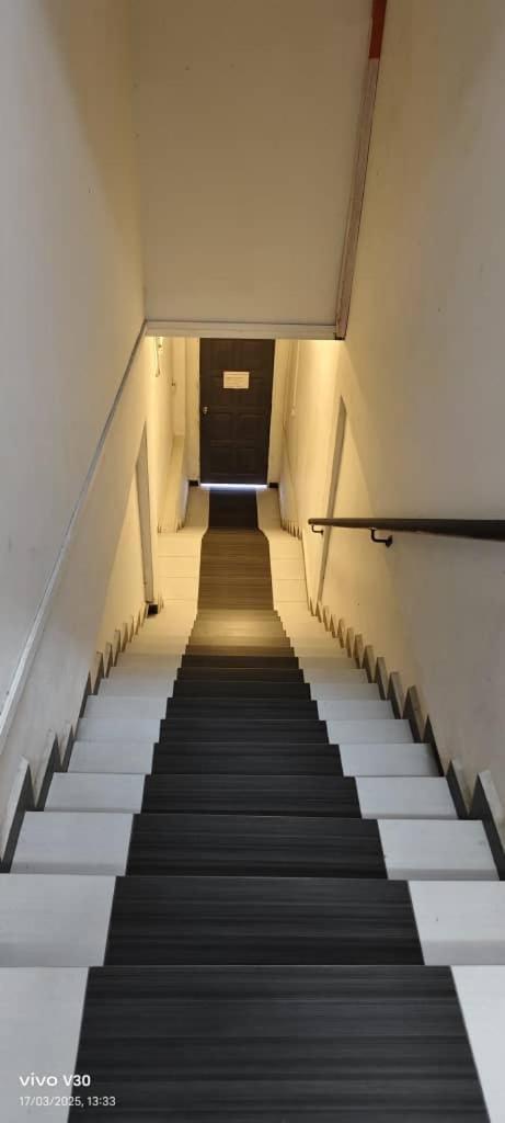 Ulfah Hotel Мерсинг Екстериор снимка