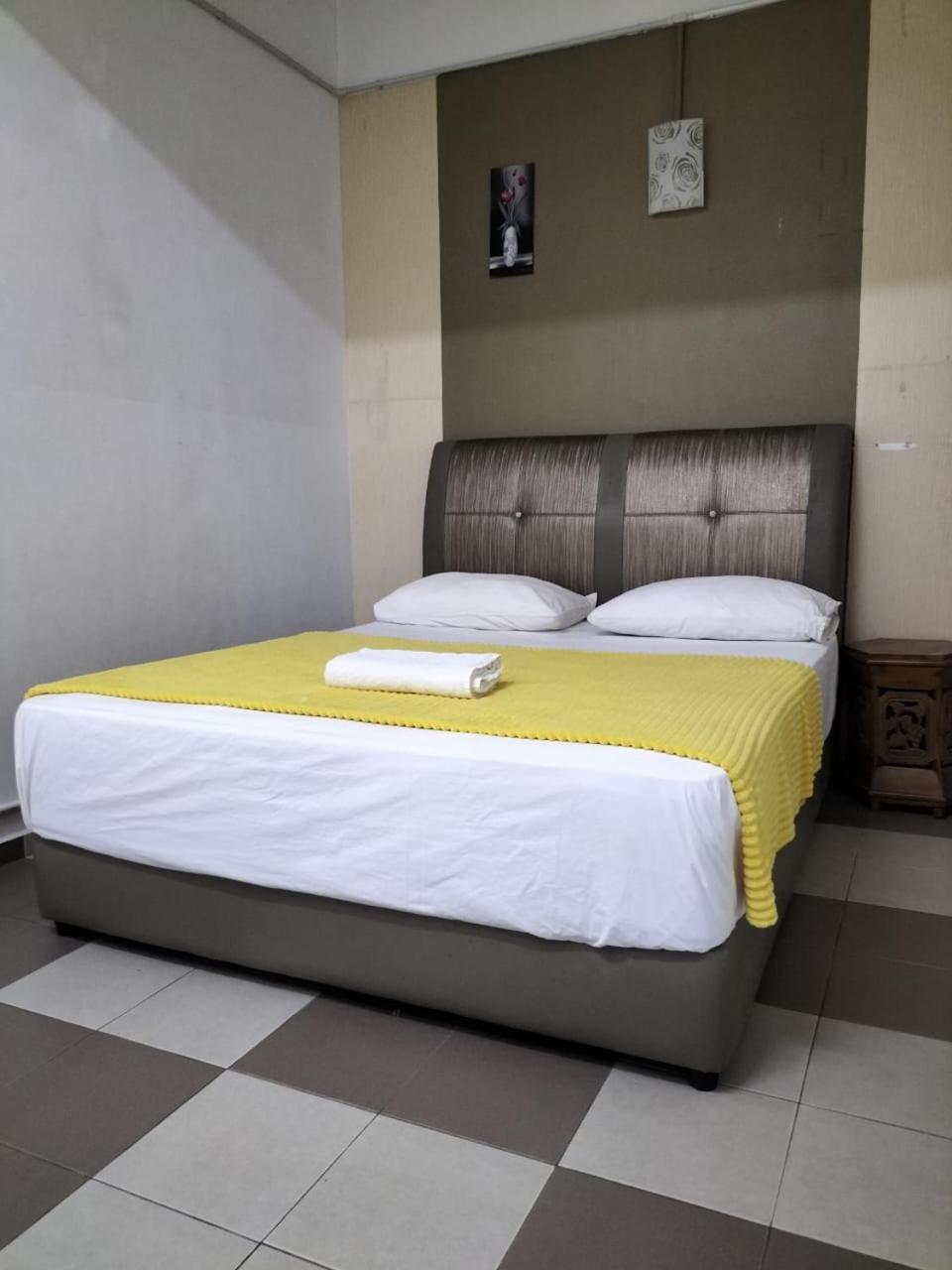 Ulfah Hotel Мерсинг Екстериор снимка