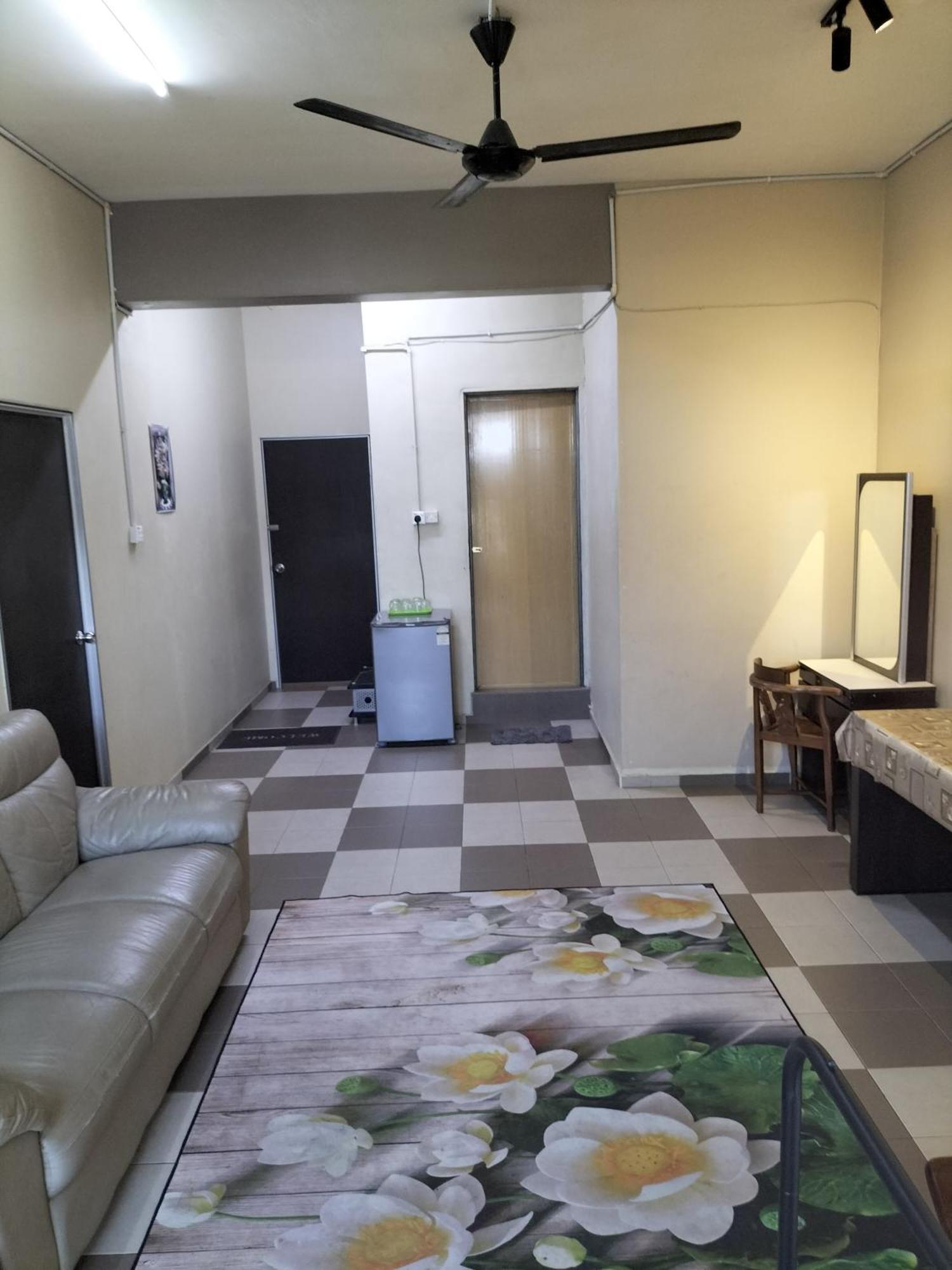 Ulfah Hotel Мерсинг Екстериор снимка